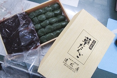 西新井大師で売られている草団子です