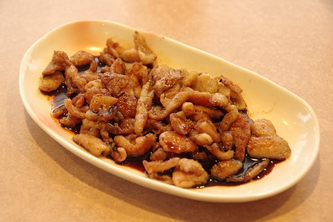 パリパリの鶏皮は最高のつまみです
