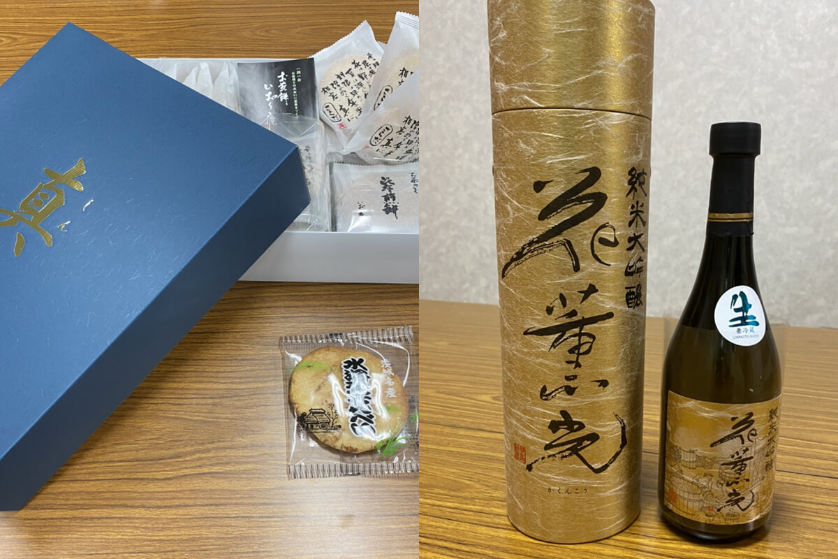 煎餅の詰め合わせと私の好きな笠間市の日本酒「花薫光」です。香りが強く、冷酒が絶品です
